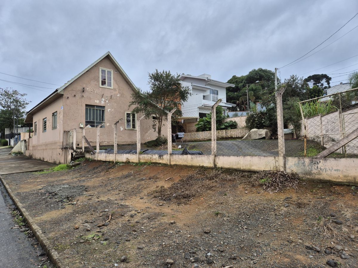 imóvel A VENDA - Casa modelo Antigo com 120 m2 e Sobrado Novo com 115 m2 mesmo terreno