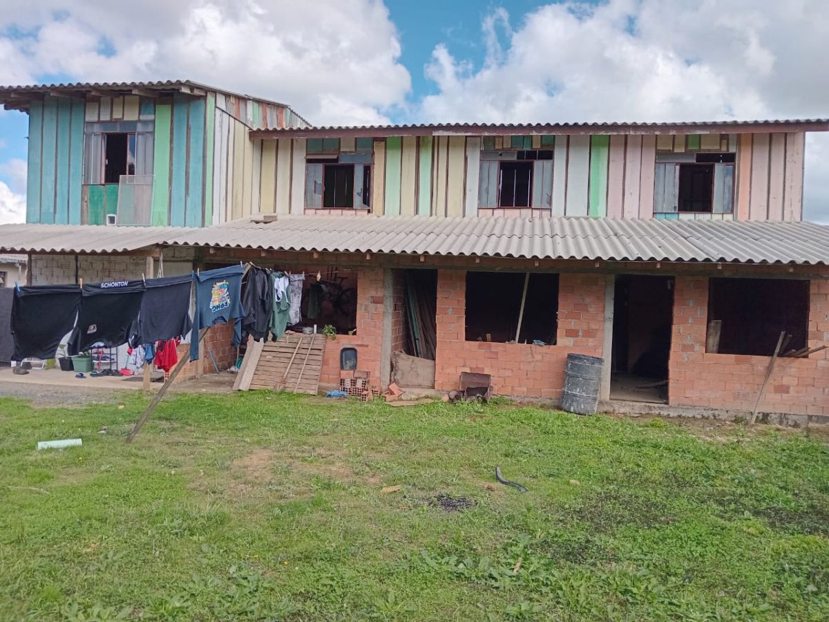 imóvel A VENDA - Terreno com 500 m2 com 4 Quitinetes sendo 1 pronta e 3 sem acabamento